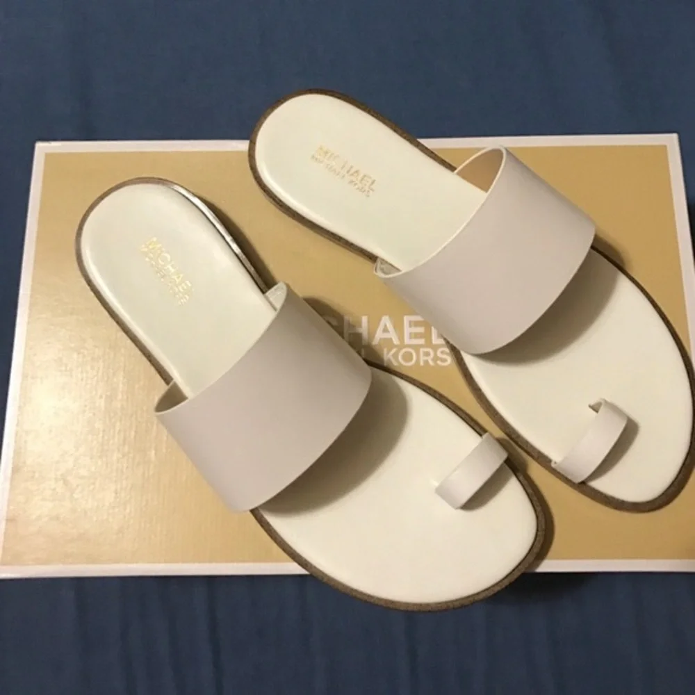 RARE VINTAGE! BRAND NEW/NIB Michael Kors Sonya Flat Toe Ring Sandal 8M/38 WHITE